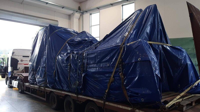 Emniyetli şekilde yüklenmiş gabari dışı yük taşıyan lowbed
