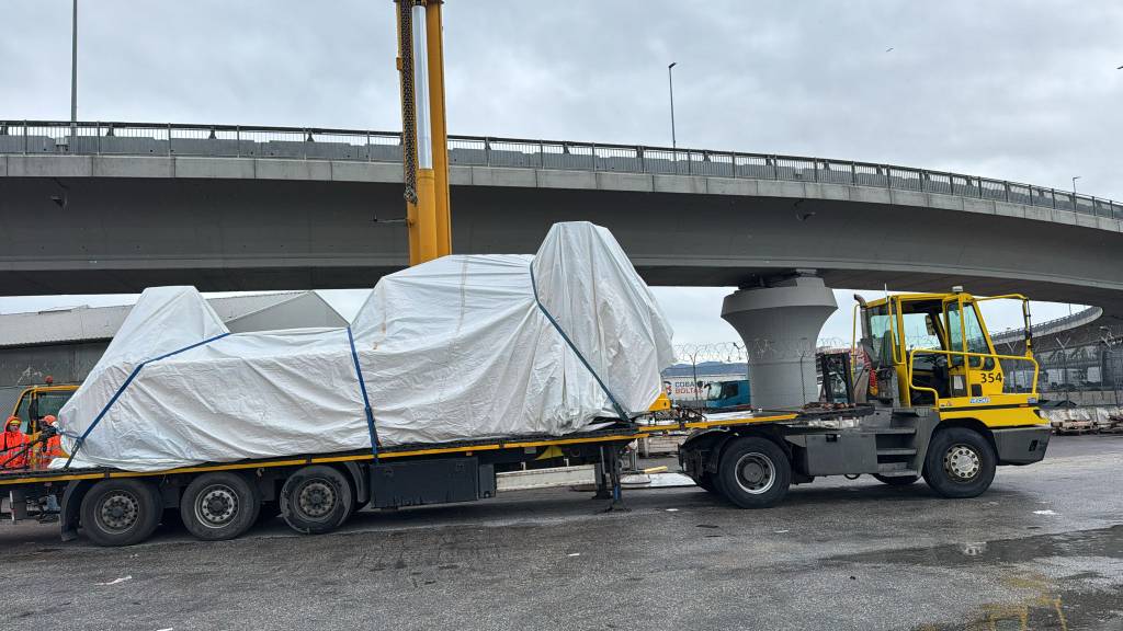 Lowbed üzerinde emniyete alınmış gabari dışı endüstriyel yük